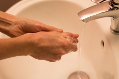 1_Hand-washing-before-handling-contact-lenses